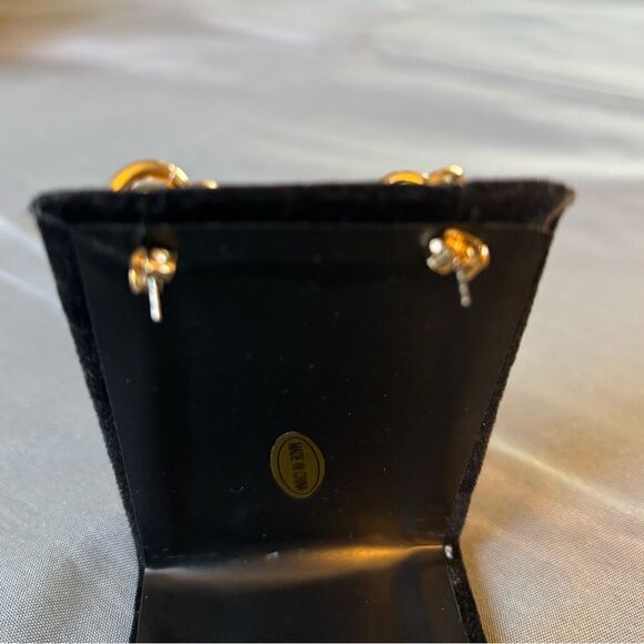 NEW Love Knots Gold Tone Post Earrings NWT - Picture 3 of 6